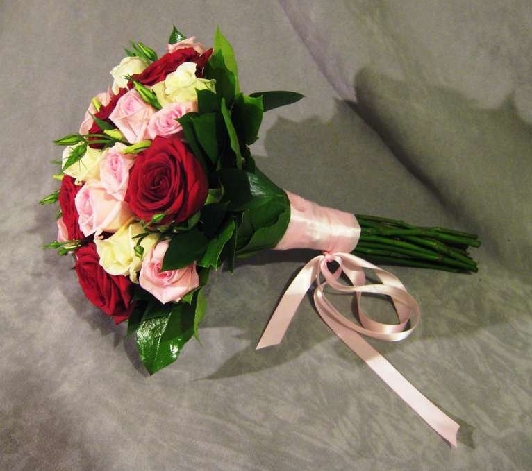 Floristin beim Arrangieren